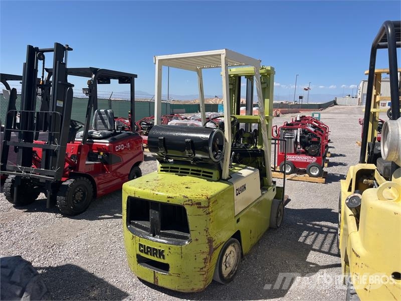 Clark 5700 lb Cushion Tire Forklift Інше