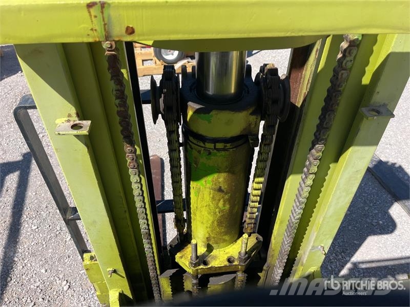 Clark 5700 lb Cushion Tire Forklift Інше
