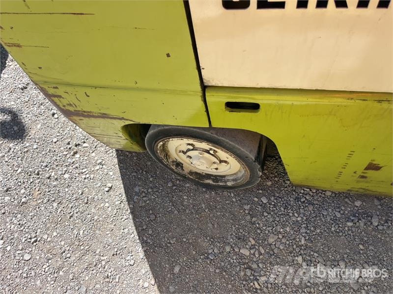 Clark 5700 lb Cushion Tire Forklift Інше