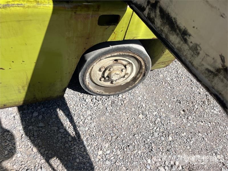 Clark 5700 lb Cushion Tire Forklift Інше