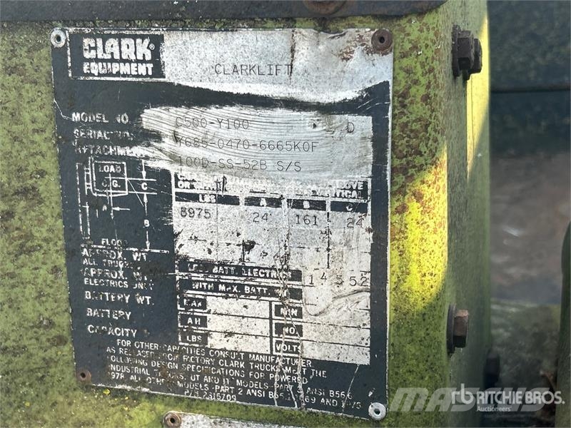 Clark C500 8975 lb Pneumatic Tire Forklift Autokrāvēji - citi