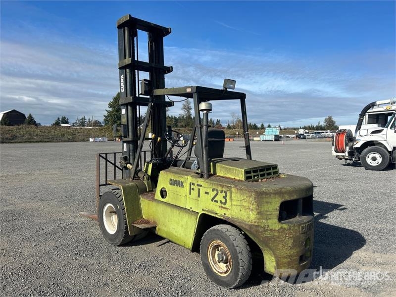 Clark C500 8975 lb Pneumatic Tire Forklift Autokrāvēji - citi
