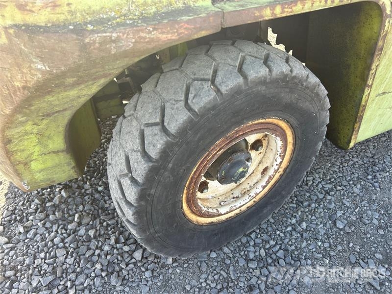 Clark C500 8975 lb Pneumatic Tire Forklift Autokrāvēji - citi
