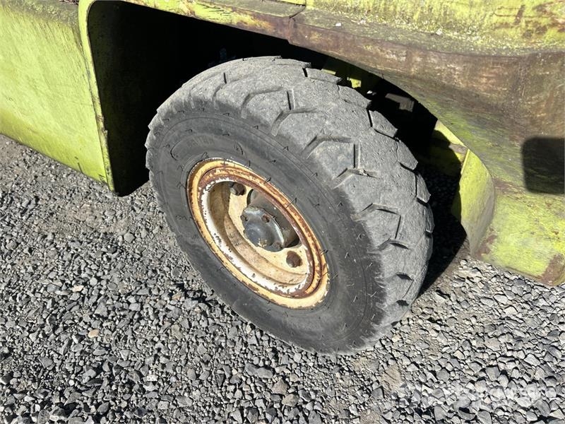 Clark C500 8975 lb Pneumatic Tire Forklift Autokrāvēji - citi