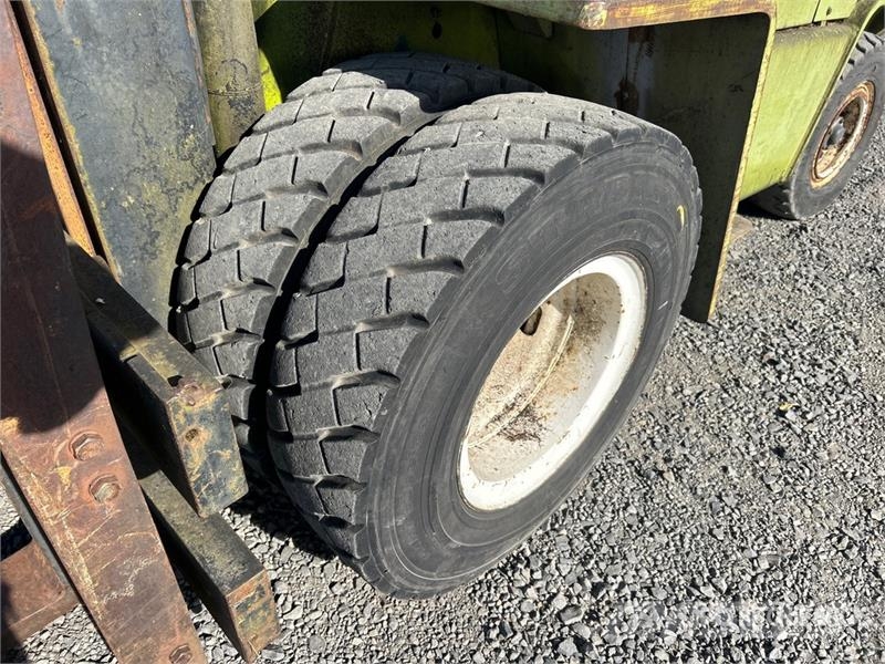 Clark C500 8975 lb Pneumatic Tire Forklift Autokrāvēji - citi