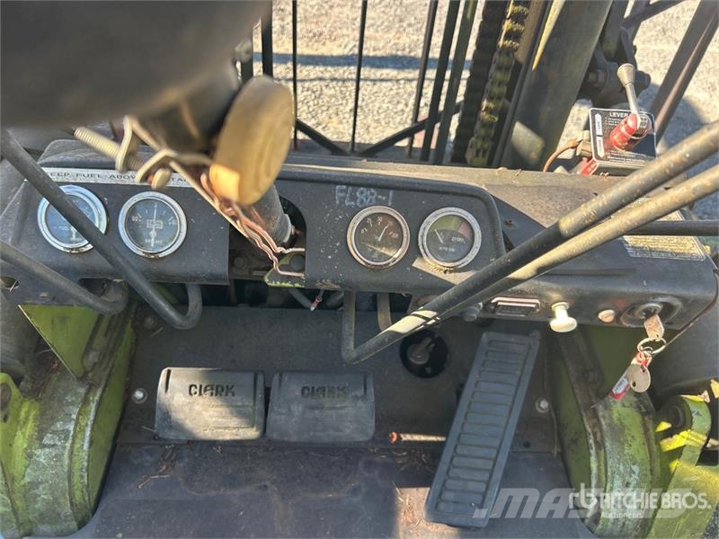 Clark C500 8975 lb Pneumatic Tire Forklift Autokrāvēji - citi