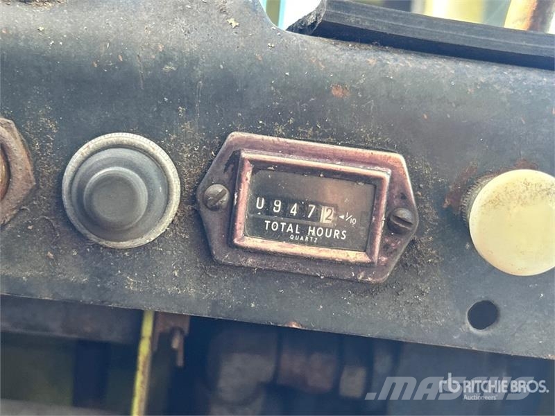 Clark C500 8975 lb Pneumatic Tire Forklift Autokrāvēji - citi