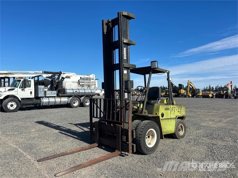 Clark C500 8975 lb Pneumatic Tire Forklift Autokrāvēji - citi
