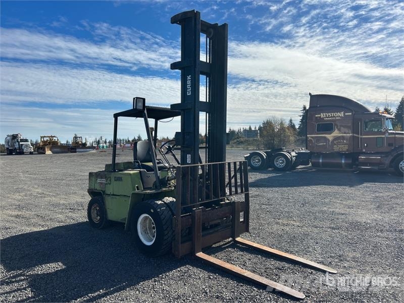 Clark C500 8975 lb Pneumatic Tire Forklift Autokrāvēji - citi