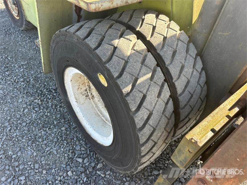 Clark C500 8975 lb Pneumatic Tire Forklift Autokrāvēji - citi