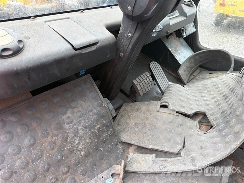 Clark C75L 11900 lb Pneumatic Tire Forklift (Inoperable) Forklift trucks - others