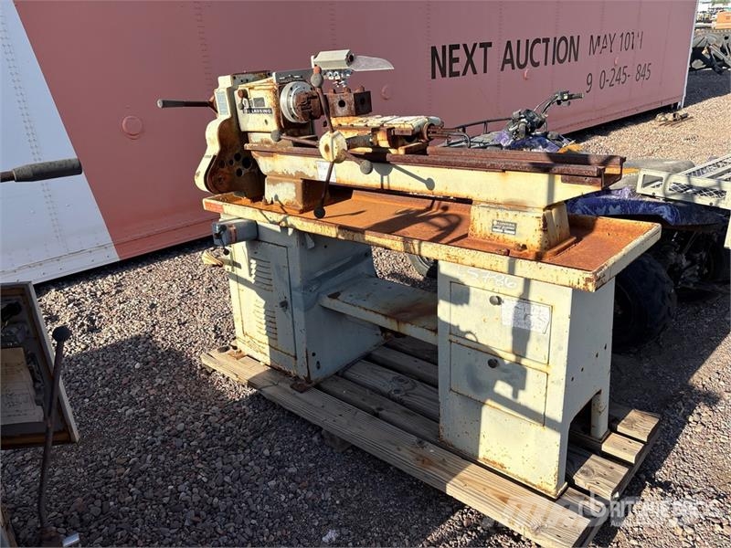 Clausing 6329 6 in x 28 in Lathe معدات البناء - غير ذلك