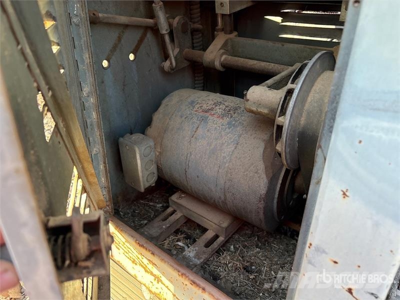 Clausing 6329 6 in x 28 in Lathe معدات البناء - غير ذلك