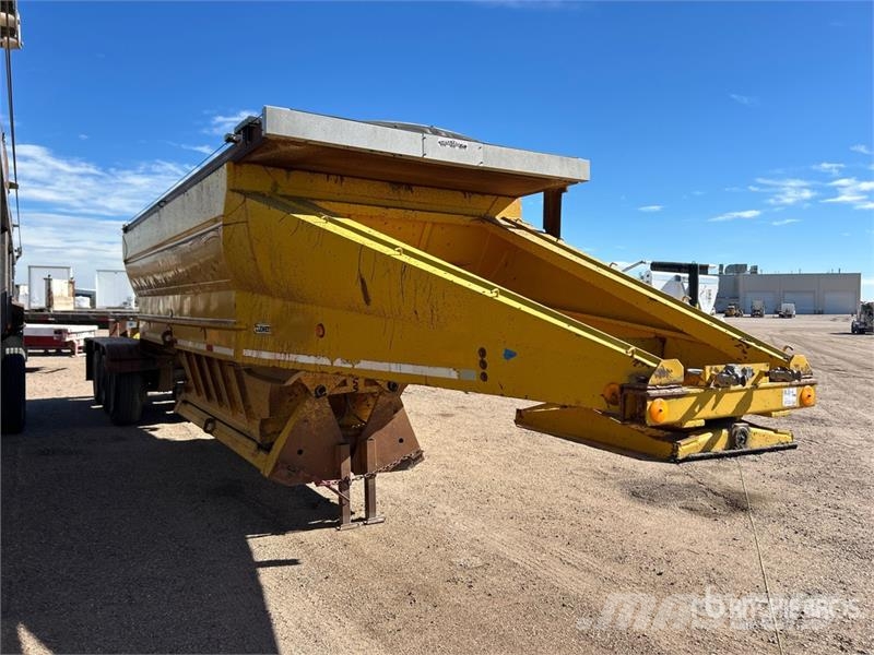 Clement 540-0-41 41 ft Tri/A Belly Dump Trailer Sora- ja kippiperävaunut