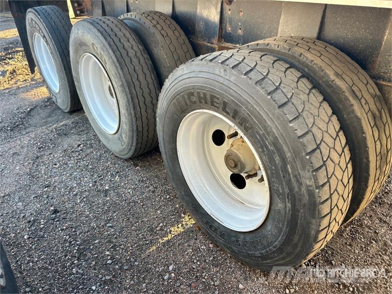 Cross Country Manufacturing LTD 42 ft Tri/A Belly Kiper prikolice