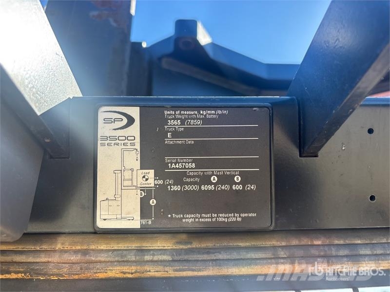 Crown 3500 3000 lb Order Picker 中端式裝載機