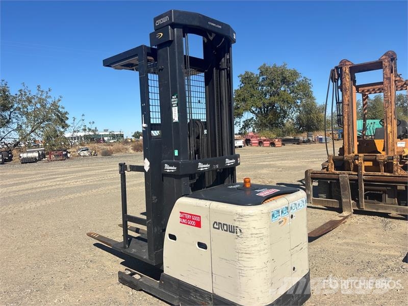 Crown 3500 3000 lb Order Picker 中端式裝載機