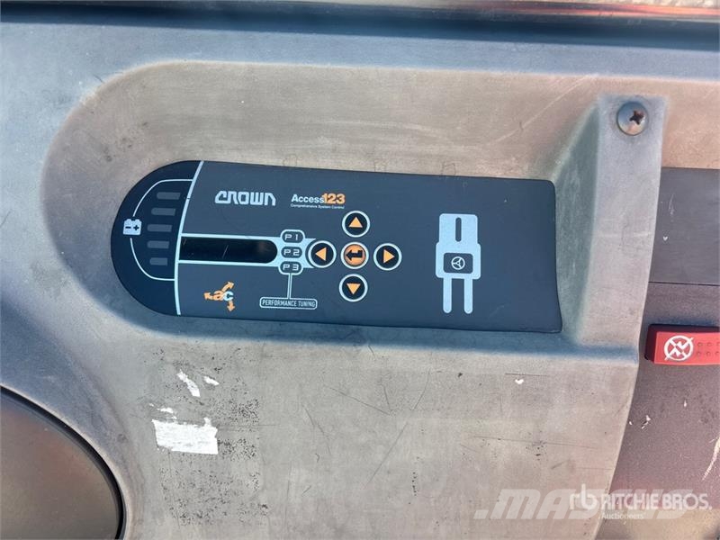 Crown 3500 3000 lb Order Picker 中端式裝載機