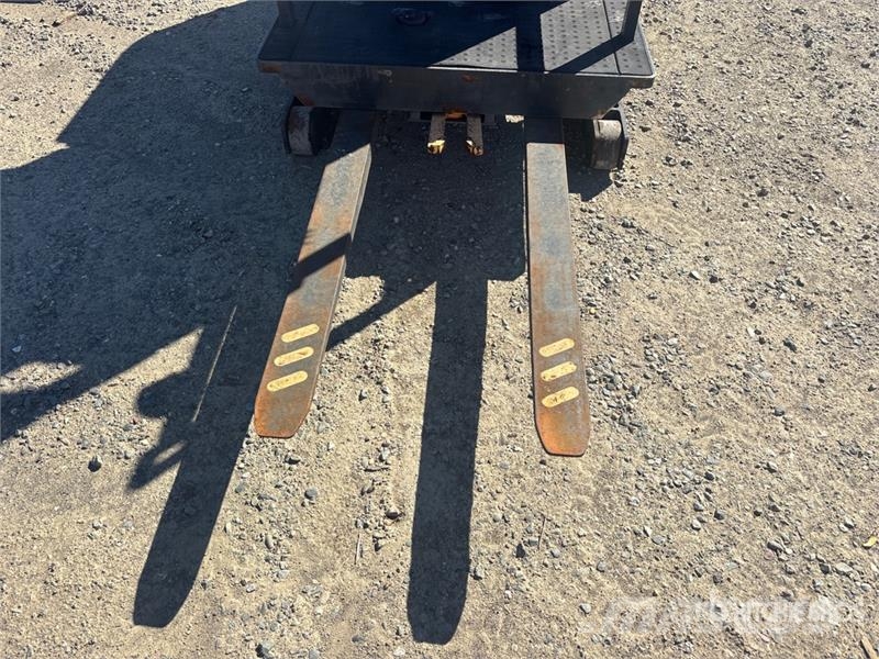 Crown 3500 3000 lb Order Picker 中端式裝載機