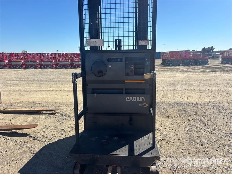 Crown 3500 3000 lb Order Picker 中端式裝載機
