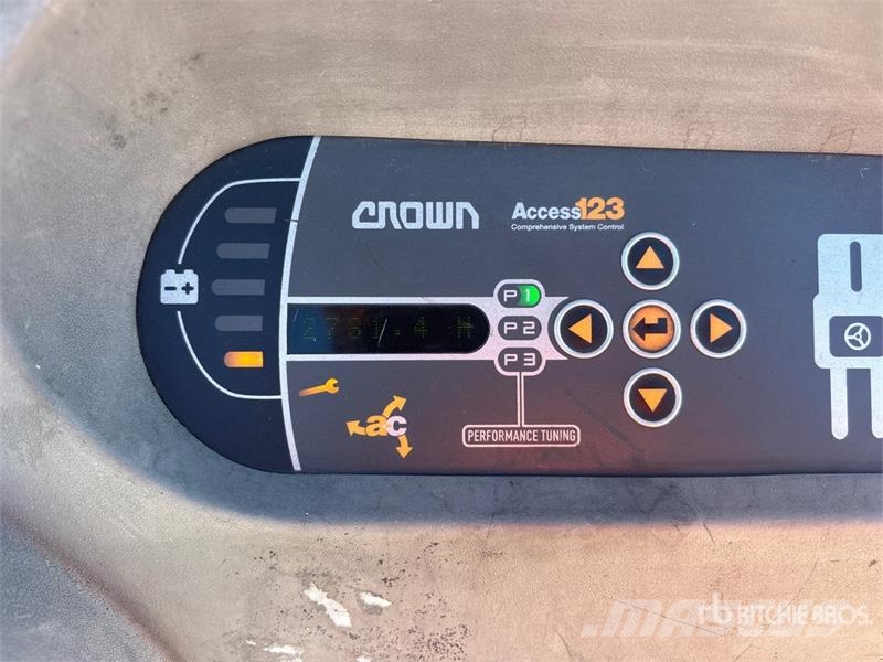 Crown 3500 3000 lb Order Picker 中端式裝載機