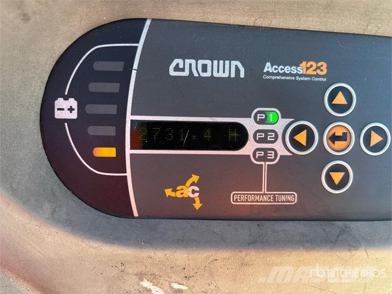 Crown 3500 3000 lb Order Picker 中端式裝載機