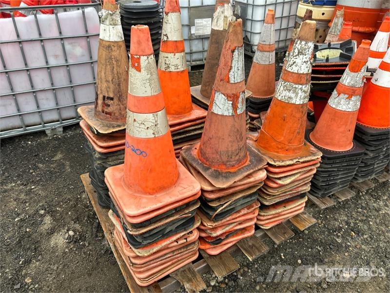 Delineators with basses and traffic cones Traffic パイプレイヤー・ドーザー