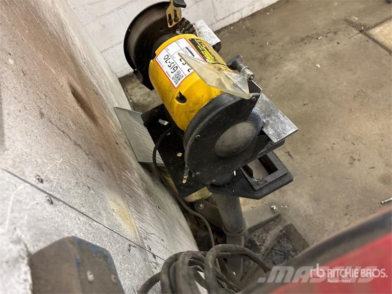 DeWalt of (2) Dewalt DW756 6 in Bench Grinder 建設機械 -　その他