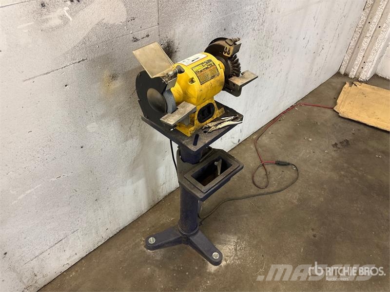 DeWalt of (2) Dewalt DW756 6 in Bench Grinder 建設機械 -　その他