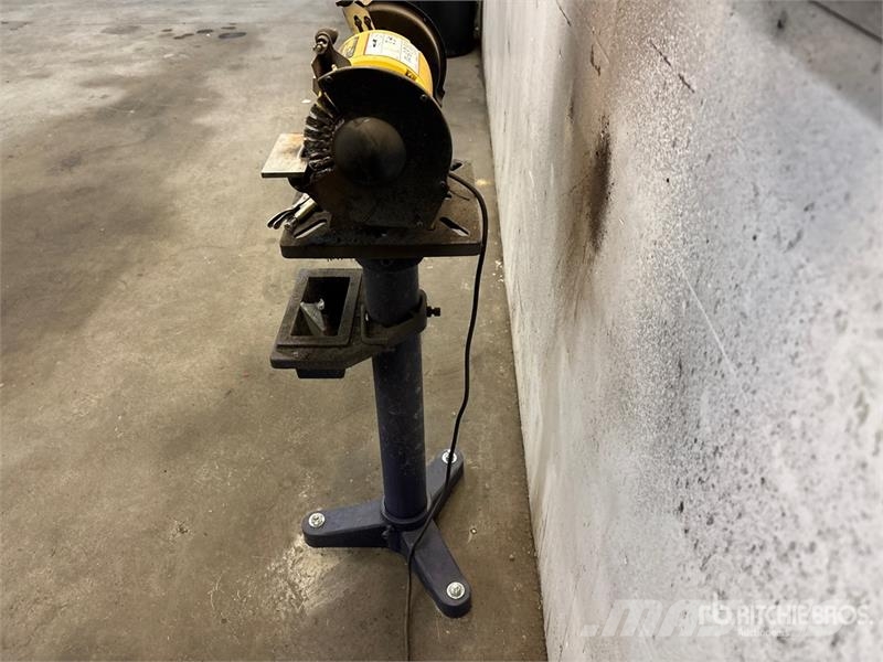 DeWalt of (2) Dewalt DW756 6 in Bench Grinder 建設機械 -　その他