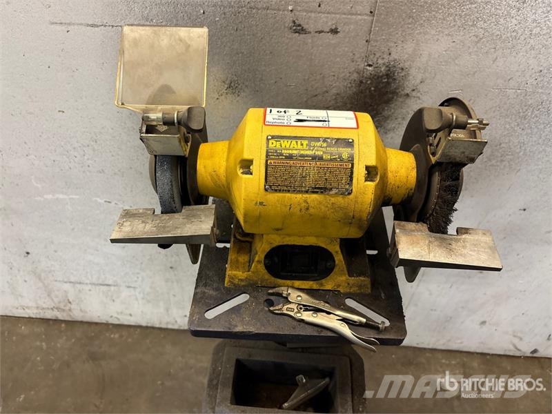 DeWalt of (2) Dewalt DW756 6 in Bench Grinder 建設機械 -　その他