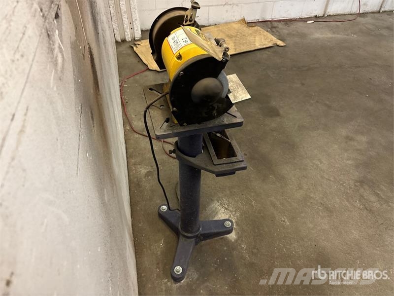 DeWalt of (2) Dewalt DW756 6 in Bench Grinder 建設機械 -　その他