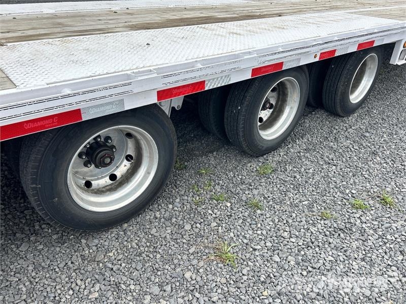 Diamond C PX312 35 ft Tri/A Equipment Trailer Remolques para transporte de vehículos