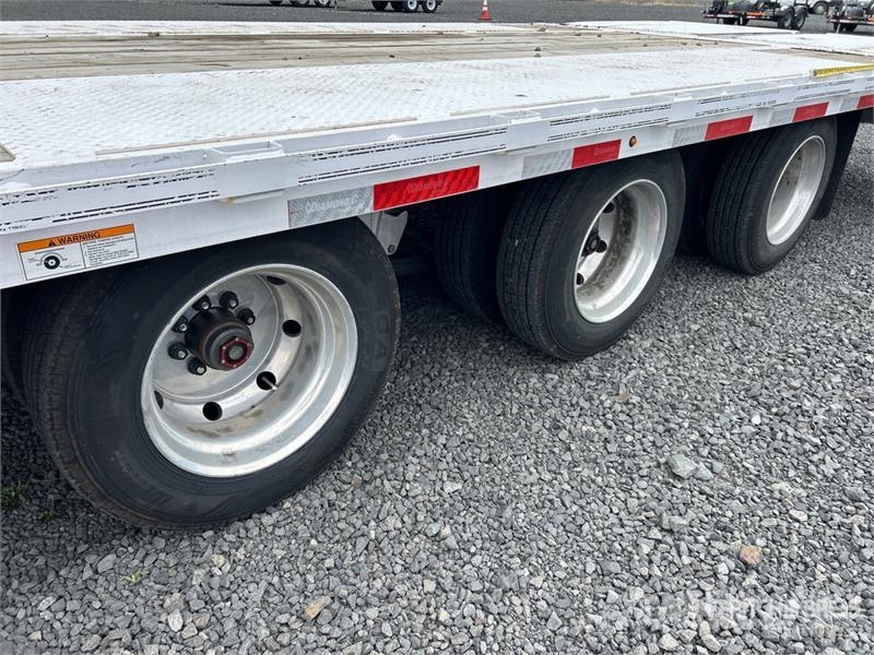 Diamond C PX312 35 ft Tri/A Equipment Trailer Remolques para transporte de vehículos
