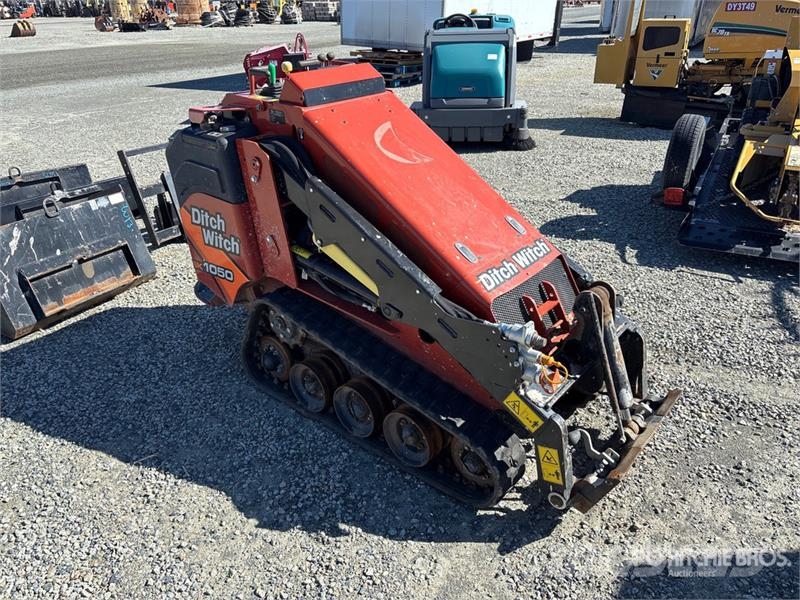 Ditch Witch SK1050C Mini Compact Track Loader Skid steer mini nakladalci