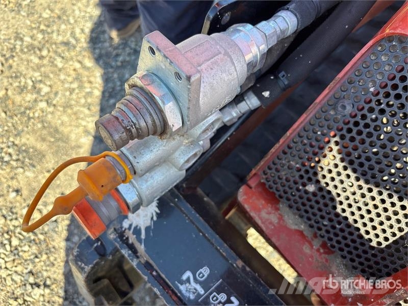 Ditch Witch SK1050C Mini Compact Track Loader Skid steer mini nakladalci