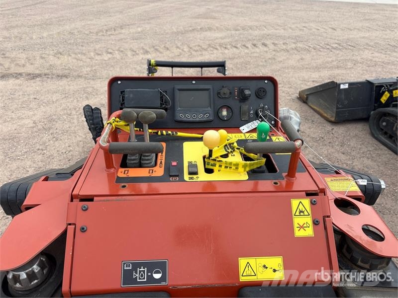 Ditch Witch SK1750 Compact Track Loader Krautuvai su šoniniu pasukimu