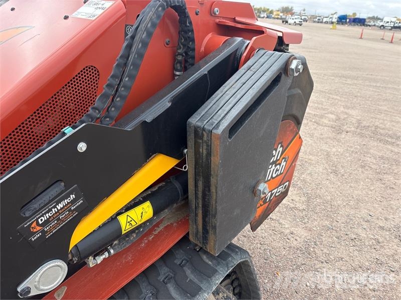 Ditch Witch SK1750 Compact Track Loader Krautuvai su šoniniu pasukimu