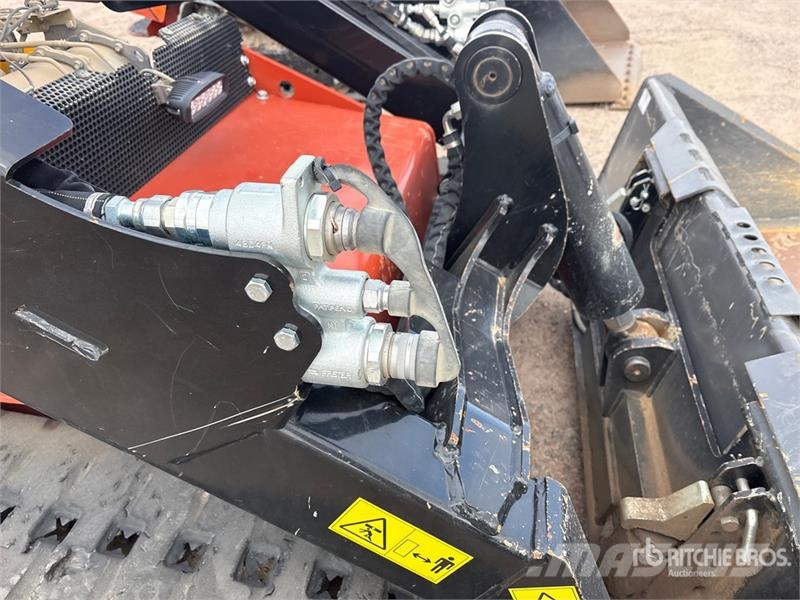 Ditch Witch SK900 Mini Compact Track Loader Krautuvai su šoniniu pasukimu