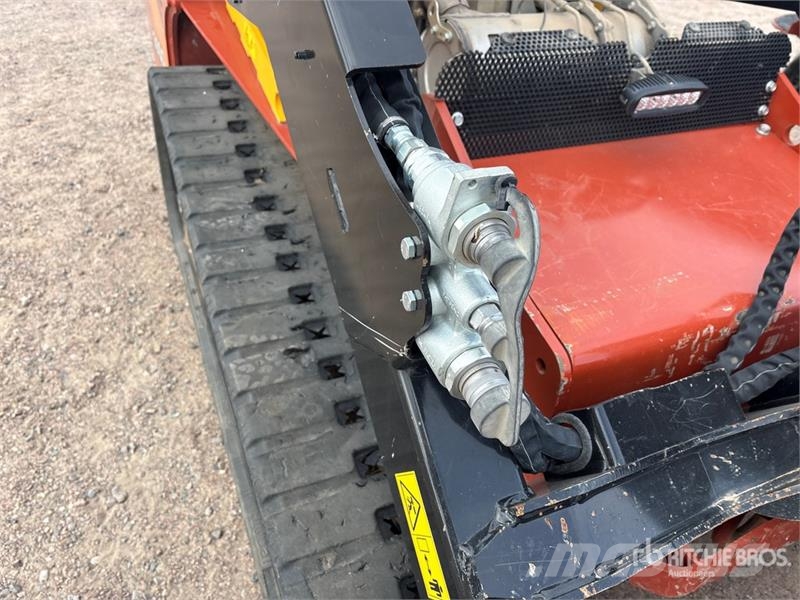 Ditch Witch SK900 Mini Compact Track Loader Krautuvai su šoniniu pasukimu
