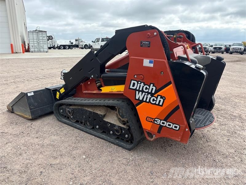 Ditch Witch SK900 Mini Compact Track Loader Krautuvai su šoniniu pasukimu
