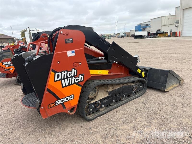 Ditch Witch SK900 Mini Compact Track Loader Krautuvai su šoniniu pasukimu