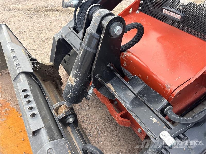 Ditch Witch SK900 Mini Compact Track Loader Krautuvai su šoniniu pasukimu