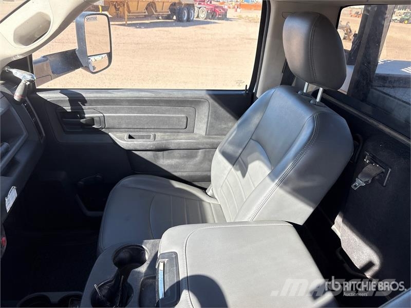 Dodge 5500 4x4 Utility Truck Бортовые фургоны