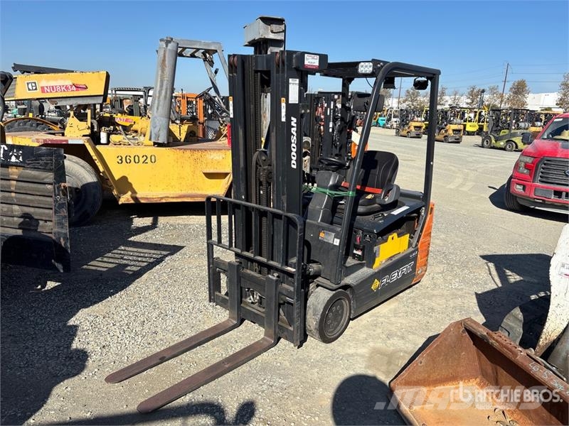 Doosan B20T7 3650 lb Cushion Tire Forklift Carrelli elevatori-Altro