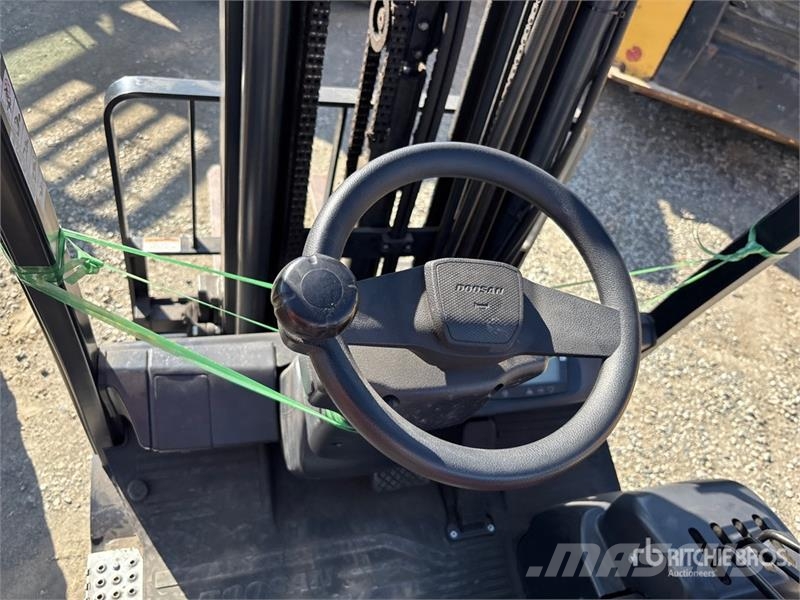 Doosan B20T7 3650 lb Cushion Tire Forklift Carrelli elevatori-Altro