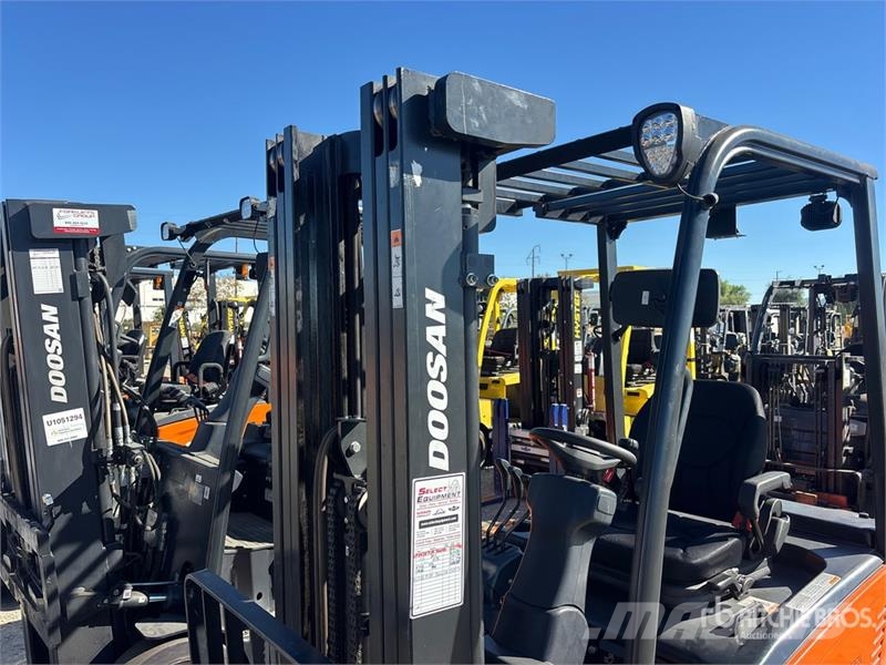 Doosan B20T7 3650 lb Electric Forklift Electric forklifts