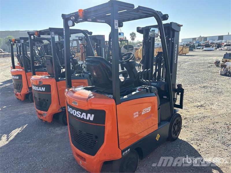 Doosan BC25S-7 2500 lb Electric Forklift Электропогрузчики