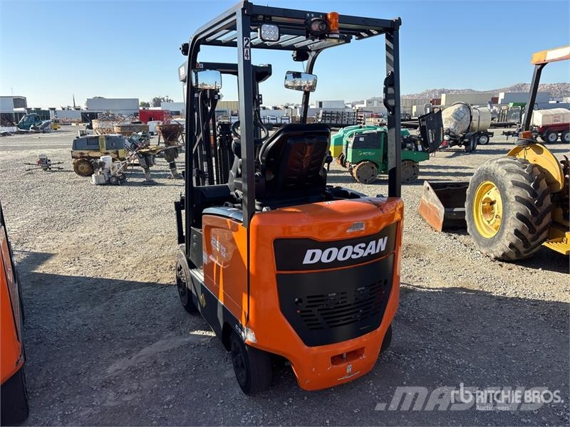 Doosan BC25S-7 2500 lb Electric Forklift Электропогрузчики