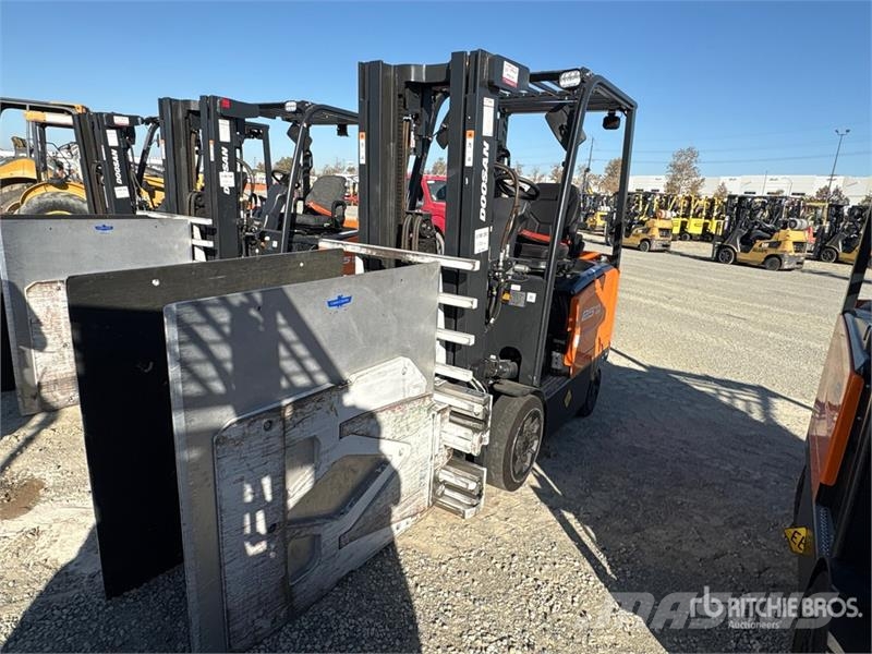 Doosan BC25S-7 3000 lb Electric Forklift Электропогрузчики